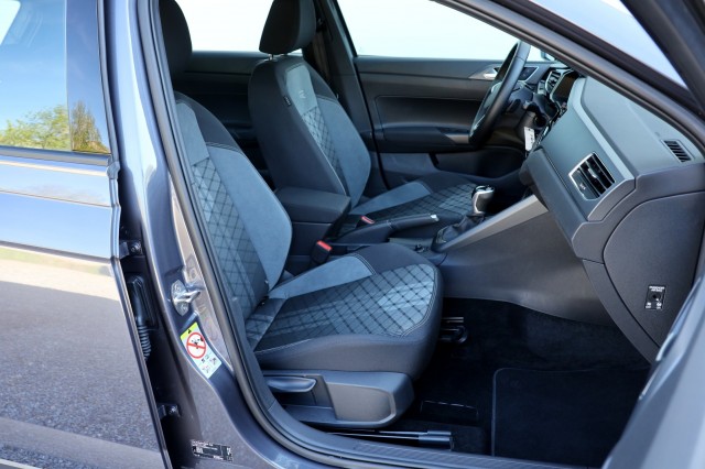 VOLKSWAGEN POLO 1.0 TSI R-LINE / DSG / Carplay /, Autobedrijf Ploemen Meerssen BV, Meerssen