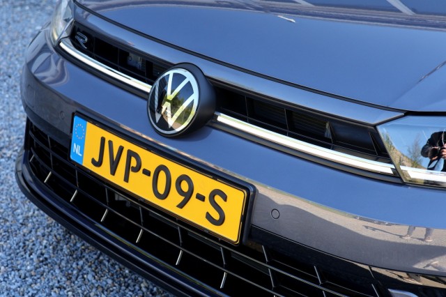 VOLKSWAGEN POLO 1.0 TSI R-LINE / DSG / Carplay /, Autobedrijf Ploemen Meerssen BV, Meerssen