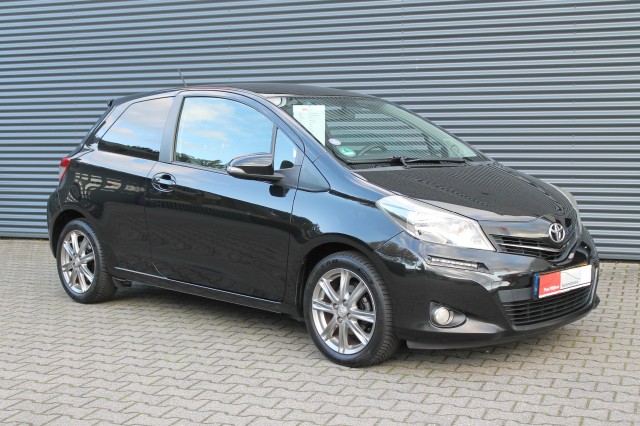 TOYOTA YARIS 1.3 VVT-i Comfort Sport Uitvoering. 3-Deurs NAVIGATIE, Paul Wijlens Automobielen, Haaksbergen