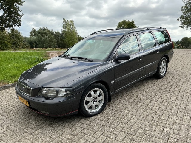 VOLVO V70 2.4 COMFORT LINE, Autobedrijf Grootveld en Ploeg, Overberg