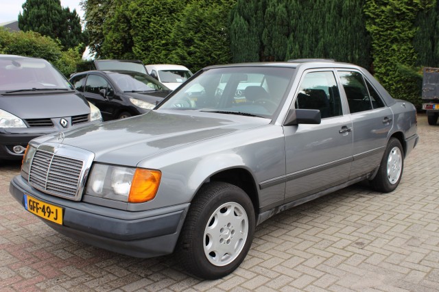 MERCEDES-BENZ 230 230 E, Autobedrijf Hans Smit, Ter Apelkanaal