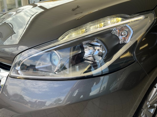 PEUGEOT 208 1.2 ALLURE AUT, NAVI, CRUISE perfecte staat! Mutsers Auto's, 5712 BR Someren