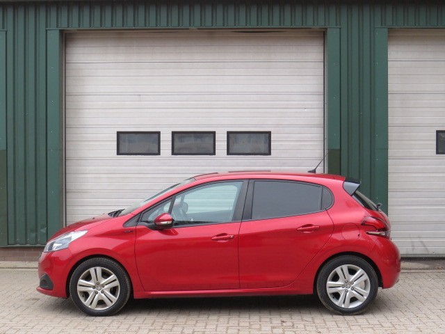 PEUGEOT 208 1.2 PURET. SIGNATURE, Autobedrijf Kuiper, Eefde