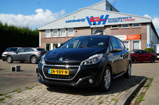 PEUGEOT 208 SIGNATURE 1.2-82PK 5-DEURS incl. 12 maanden garantie & rijklaar , Autobedrijf Hans Huijbers, Bemmel