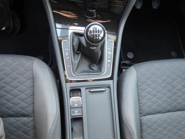 VOLKSWAGEN GOLF 2.0 TDI HL BNS R-LINE Autobedrijf Bloemendal, 6741 PE LUNTEREN