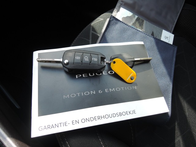 PEUGEOT 2008 1.2 PURET. BLUE LION Autobedrijf Bloemendal, 6741 PE LUNTEREN