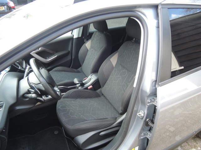 PEUGEOT 2008 1.2 PURET. BLUE LION Autobedrijf Bloemendal, 6741 PE LUNTEREN