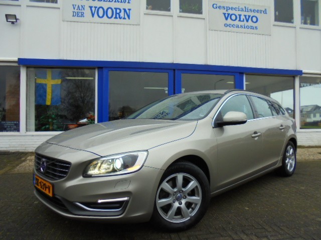 VOLVO V60 2.0 MOMENTUM 5 CIL AUT !!! UNIEK!! NW MODEL/CNG INBOUW,NIEUWSTAA Van der Voorn - Volvo Occasions, 2165 AL LISSERBROEK