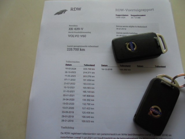 VOLVO V60 2.0 MOMENTUM 5 CIL AUT !!! UNIEK!! NW MODEL/CNG INBOUW,NIEUWSTAA Van der Voorn - Volvo Occasions, 2165 AL LISSERBROEK