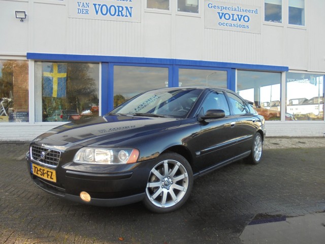 VOLVO S60 2.4 D5 MOMENTUM,SPACEBAL,LM 17 INCH, TREKH, TOP O/H PRACHTSTAAT!! , Van der Voorn - Volvo Occasions, LISSERBROEK