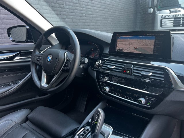 BMW 5-SERIE 520I High Exe,Sportleer,Pano,Adapt. LED,NaviPro,Stoelverw,Clima, Autobedrijf W. Verstappen, 5405 ND Uden