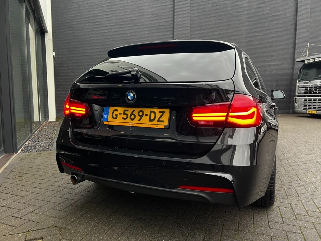 BMW 3-SERIE 318I M-Sport Performance,Leer,NaviPro,LED,Clima,Cruise,Stoelverw Autobedrijf W. Verstappen, 5405 ND Uden