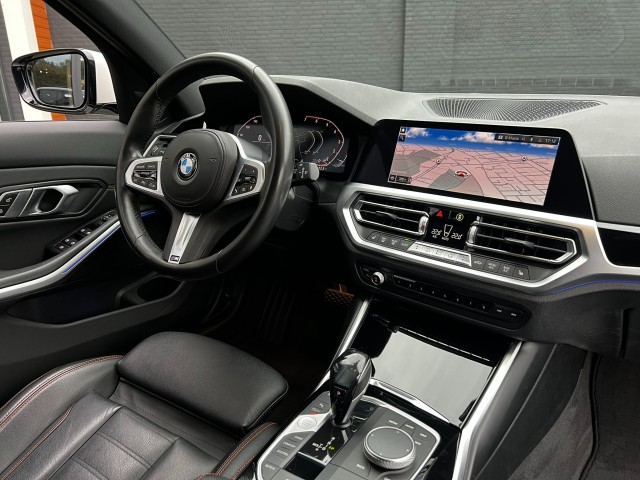 BMW 3-SERIE 330I 260pk Sport,Vol leer,NaviPro,Lane Ass,Adapt Cruise,Trekhk E Autobedrijf W. Verstappen, 5405 ND Uden