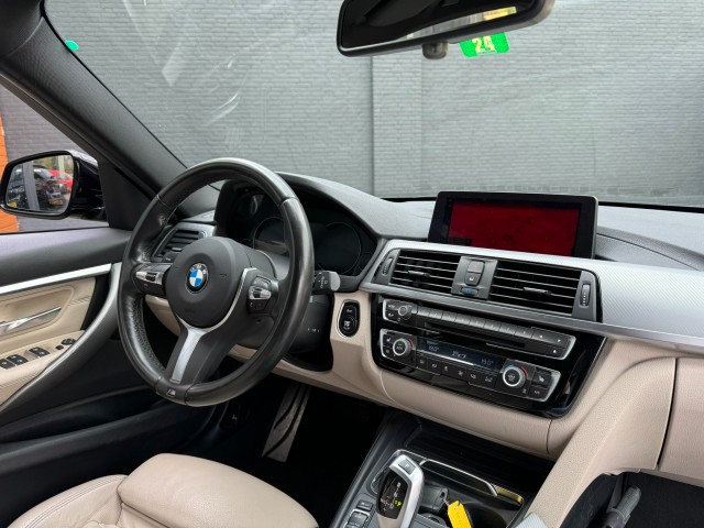 BMW 3-SERIE 318I M-Sport,Leer,LED,NaviPro,Carplay,Clima,Cruise,Stoelverw Autobedrijf W. Verstappen, 5405 ND Uden