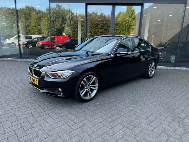 BMW 3-SERIE 320i High Exe,Xenon,Sportleer,Stoelverw,Clima,Cruise,Navi,PDC, Autobedrijf W. Verstappen, Uden