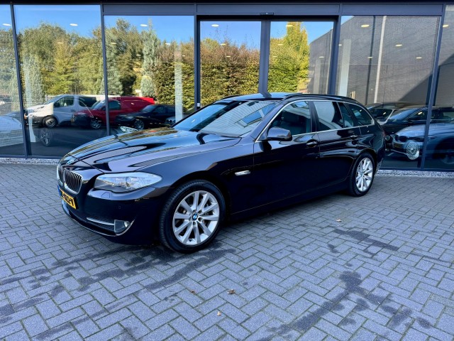 BMW 5-SERIE Touring 528i 6-Cil High Exe,HUD,Pano,Sportleer,Xenon,NaviPro,Sto, Autobedrijf W. Verstappen, Uden