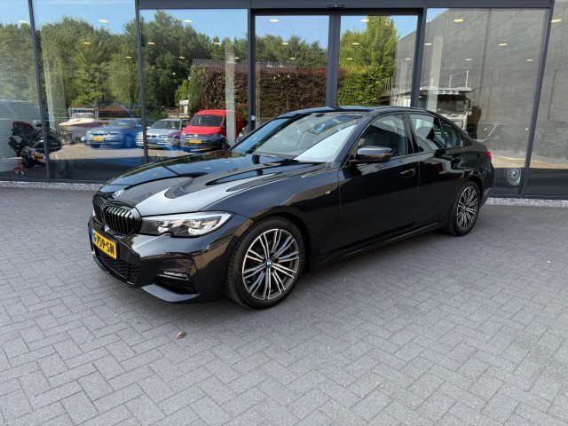 BMW 3-SERIE 320i M-Sport,1e Eig,Half Leer,LED,Carplay,Dealer OH,Lane Ass., Autobedrijf W. Verstappen, Uden