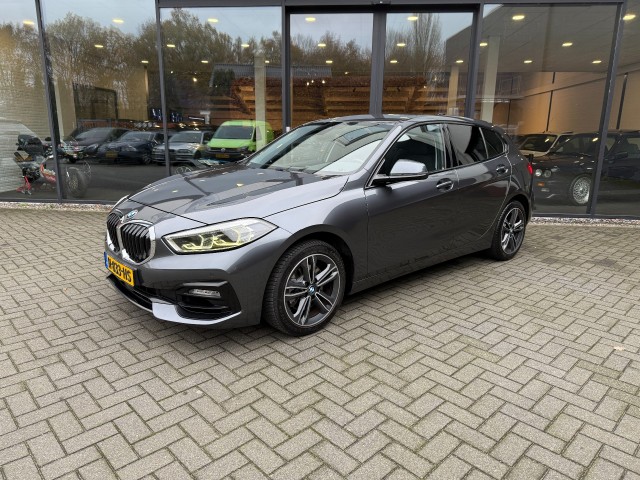 BMW 1-SERIE 118I Sportline,LED,Clima,Navi/Carplay,Digi Display,Dealer OH, Autobedrijf W. Verstappen, Uden