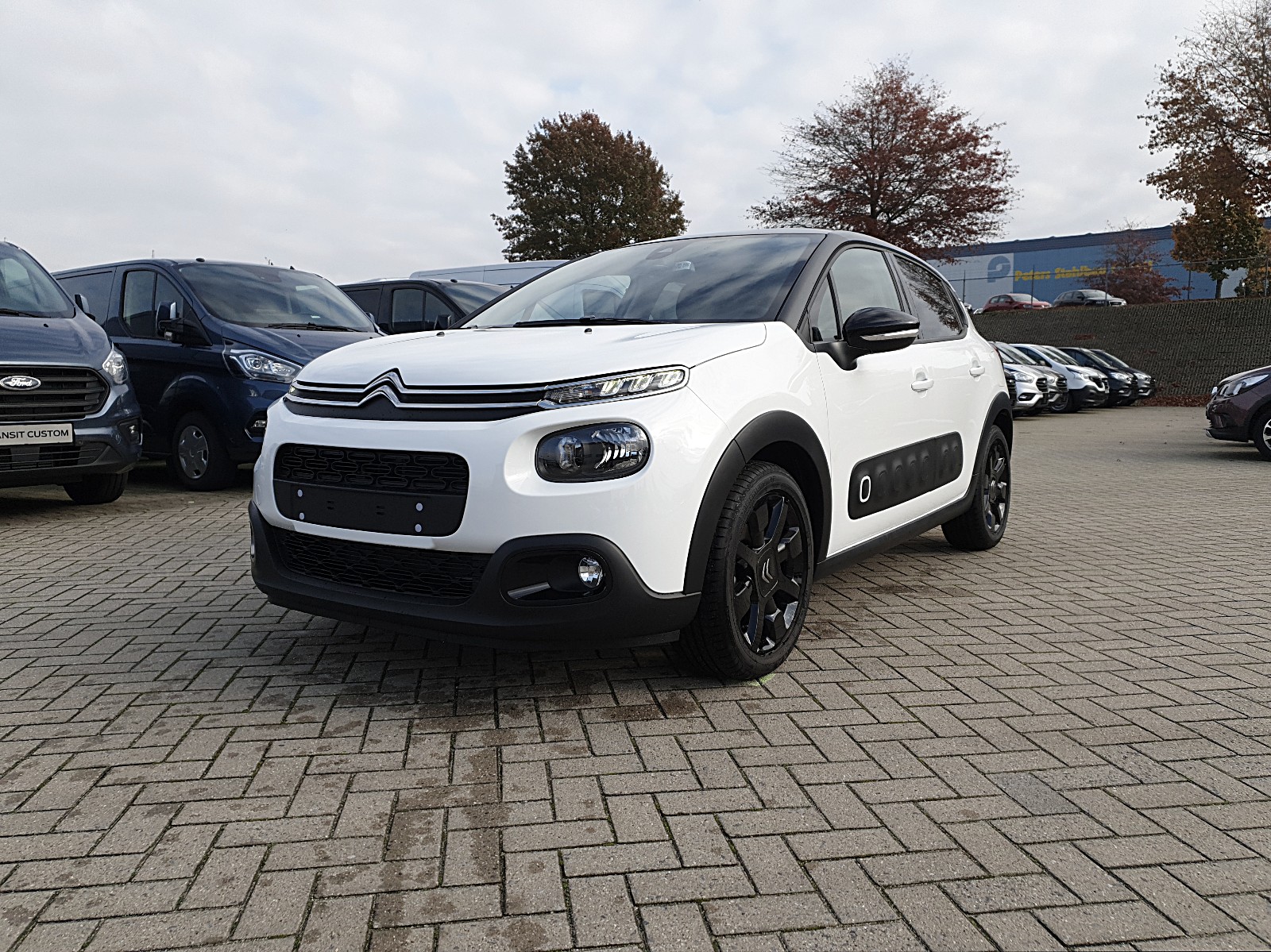 Citroen C3 - 1.2 83PS Shine AirBump 5-Türig Klimaautomatik Navi 17''LM PDC Rü