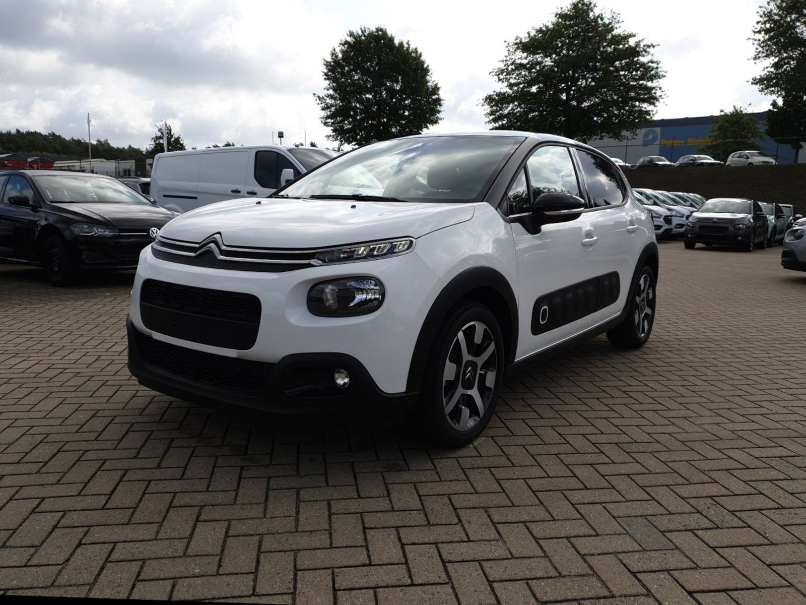 Citroen C3 - 1.2 83PS Shine AirBump 5-Türig Klimaautomatik Navi 17''LM PDC Rü