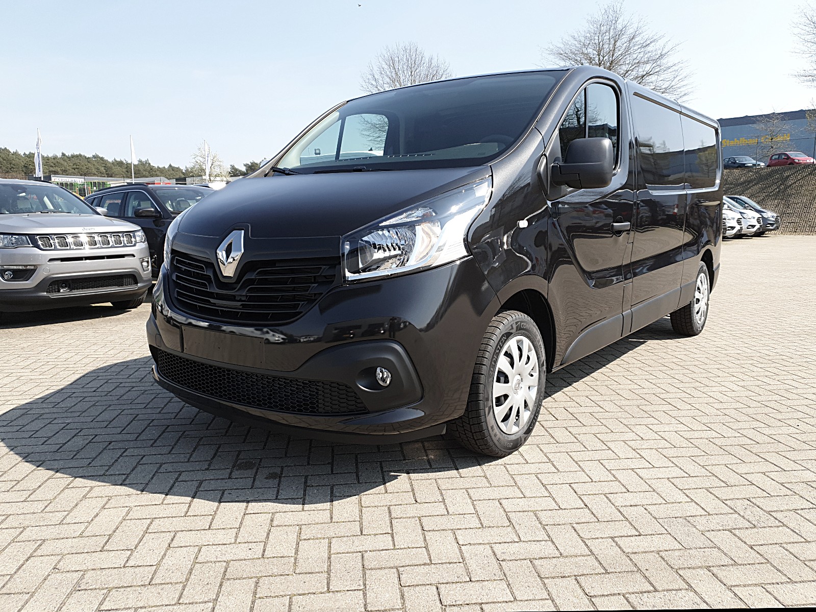 Renault Trafic - L2H1 2.0 dCi 125PS Komfort 3,0t 3-Sitzer Klima Navi Anhängerkupp