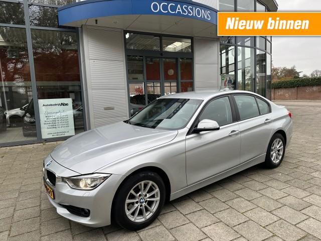 BMW 3-SERIE 320I HIGH EXECUTIVE-LMV-ECC-PDC-NAVI-XENON-ORIG NL-MOOI!!, Autobedrijf Abe, Steenwijk