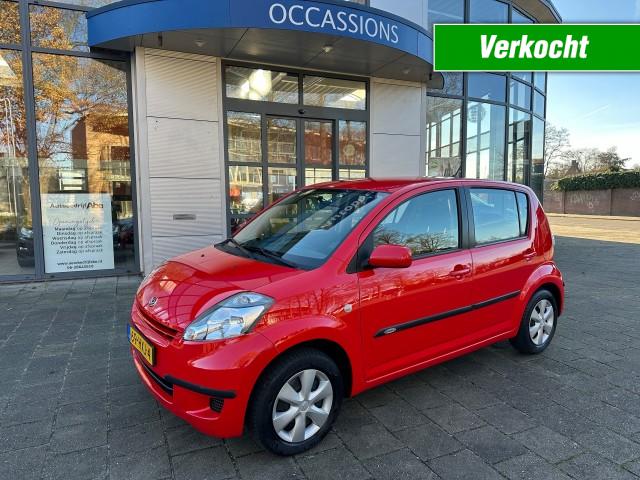 DAIHATSU SIRION 1.3-16V SPORT-5DEURS-AIRCO-NAVI-ETC-NIEUWSTAAT!!!, Autobedrijf Abe, Steenwijk