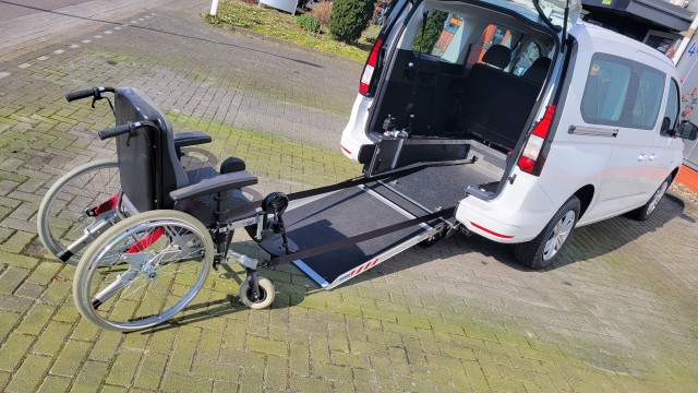 VOLKSWAGEN CADDY MAXI 2.0 TDi BleuMotion Euro 6 geschikt voor 1 rolstoel nieuw leverbaar bij Mobility4all