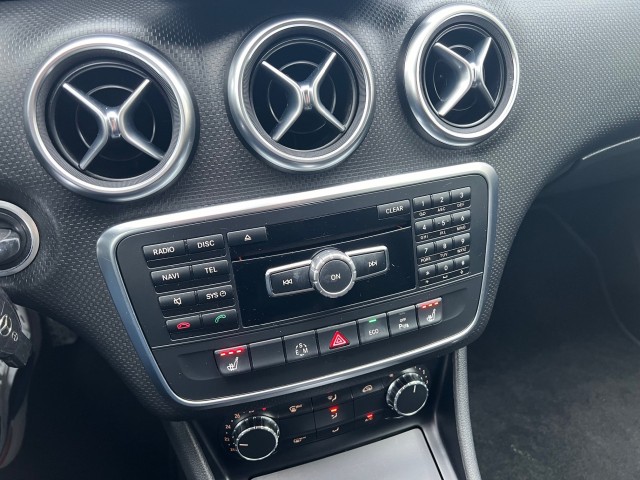 MERCEDES-BENZ A-KLASSE 200 AMBITION NAVI PDC 18 LM NIEUWE 4 SEIZOENEN BANDEN Timmermans Auto, 5591 RB Heeze