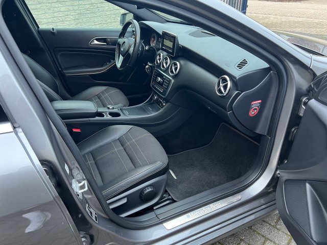 MERCEDES-BENZ A-KLASSE 200 AMBITION NAVI PDC 18 LM NIEUWE 4 SEIZOENEN BANDEN Timmermans Auto, 5591 RB Heeze