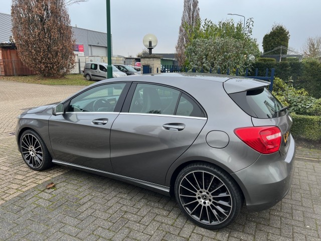 MERCEDES-BENZ A-KLASSE 200 AMBITION NAVI PDC 18 LM NIEUWE 4 SEIZOENEN BANDEN Timmermans Auto, 5591 RB Heeze