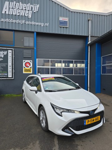 TOYOTA COROLLA 1.8 HYBRID ACTIVE, TREKHAAK, CAMERA, MOOIE AUTO!, Bovag Autobedrijf Andeweg, Zegveld