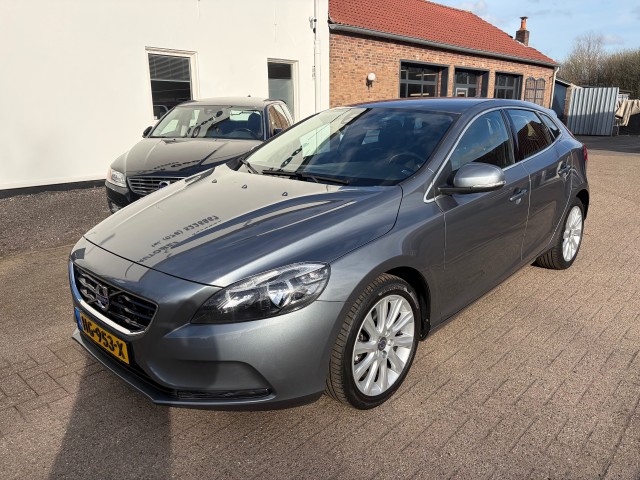 VOLVO V40 2.0 T3 Momentum, Autobedrijf Goos, Breda
