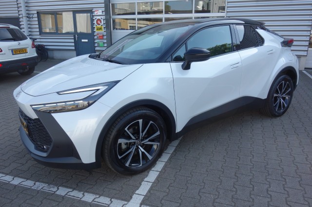TOYOTA C-HR 1.8 HYBR 140 FIRST, Bi-Tone, Navi 12.3 , El. achterklep, PDC, Sonneveld Groothuis Autoservice, Delden