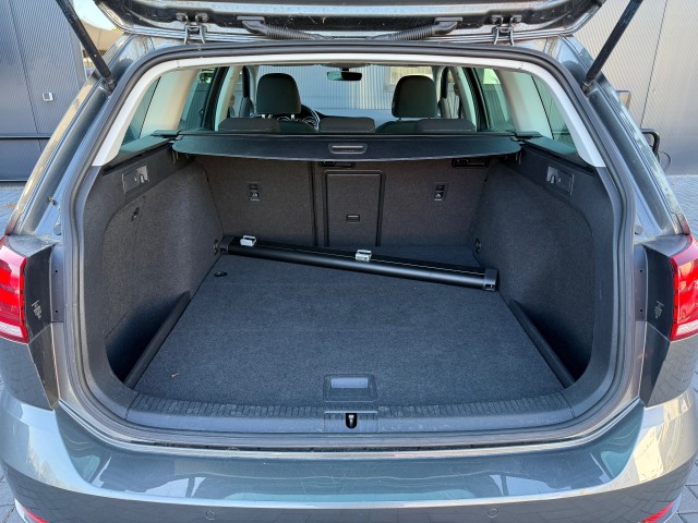 VOLKSWAGEN GOLF Variant 1.5 TSI Highline Business R-Line 150pk Adp Cruise, Navi, Autobedrijf Schneberger, 6641 AG Beuningen
