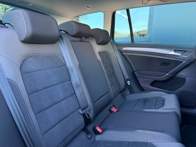 VOLKSWAGEN GOLF Variant 1.5 TSI Highline Business R-Line 150pk Adp Cruise, Navi, Autobedrijf Schneberger, 6641 AG Beuningen
