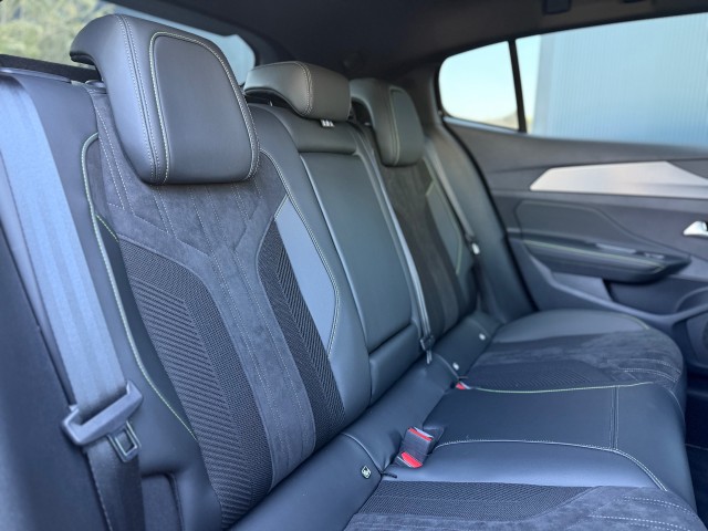 PEUGEOT 408 1.2 PureTech GT 130 / Camera / Elek. stoelen / PDC / Stoelverw. Autobedrijf Schneberger, 6641 AG Beuningen
