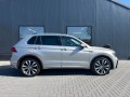 VOLKSWAGEN TIGUAN 2.0 TSI 4motion R-Line 220pk AUT / Elek. achterklep / Camera / Park assist / Carplay, Autobedrijf Schneberger,