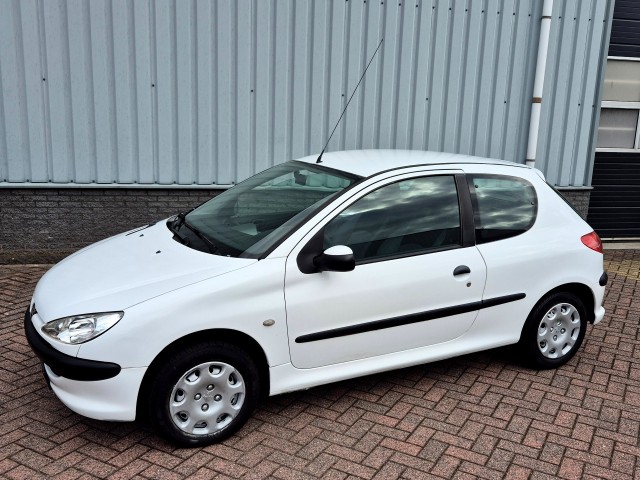 PEUGEOT 206