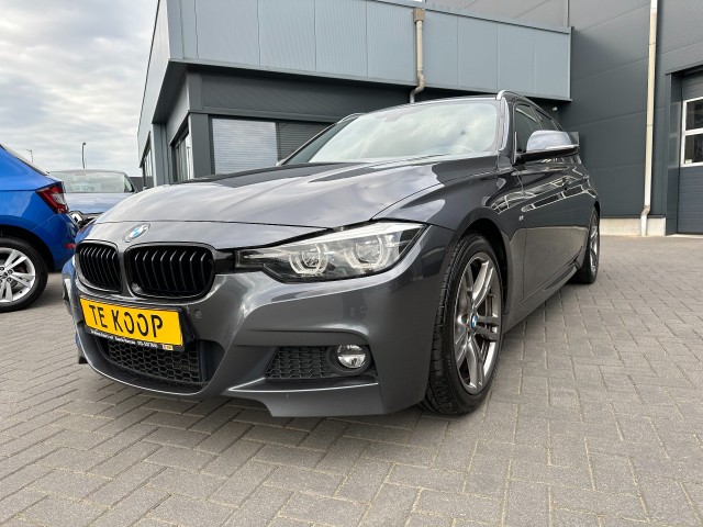 BMW 3-SERIE 320i Touring M-Sport High Executive 184PK Leder Trekhaak , de Bruyn Auto's V.O.F., Baarle - Nassau