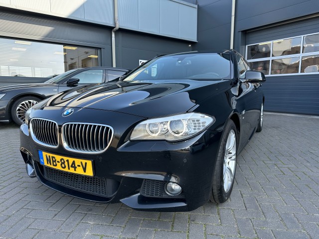 BMW 5-SERIE met nieuwe APK! M-pakket, Trekhaak, PDC, airco, navigatie, cruise control, de Bruyn Auto's V.O.F., Baarle - Nassau
