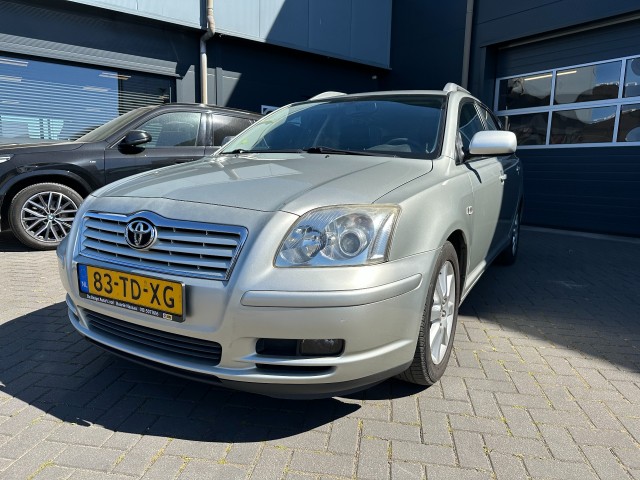 TOYOTA AVENSIS 1.8 met trekhaak, nieuwe APK!, de Bruyn Auto's V.O.F., Baarle - Nassau