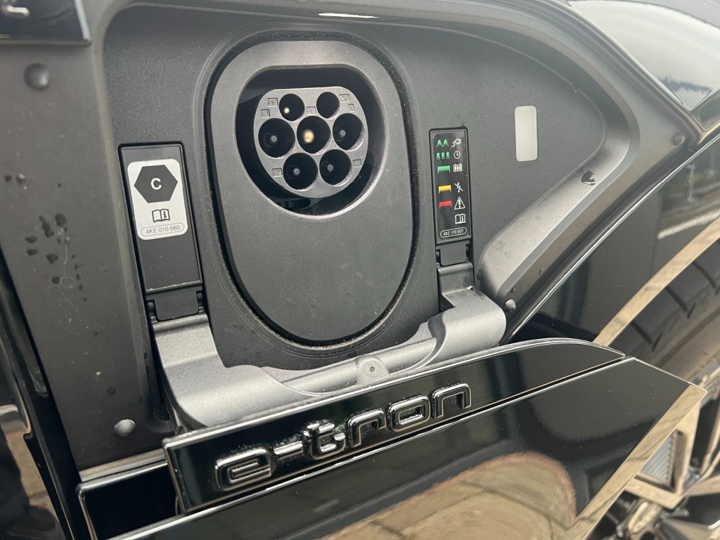 AUDI, Q8 E-TRON