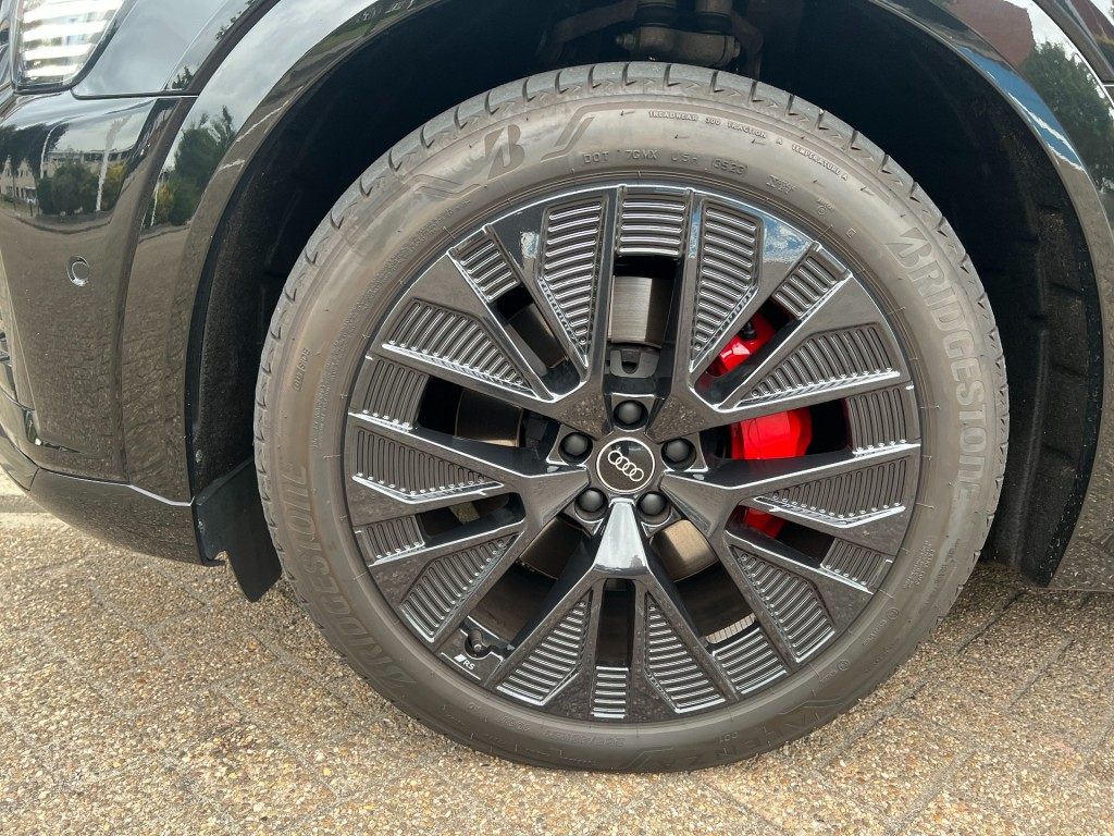 AUDI, Q8 E-TRON