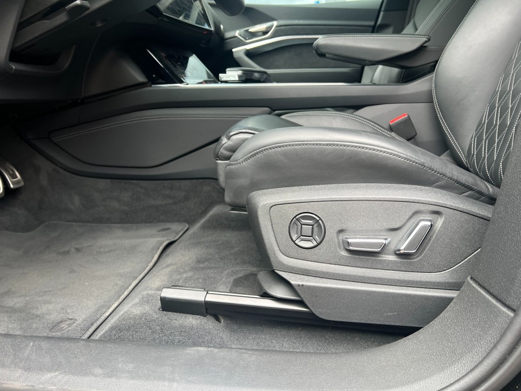 AUDI, Q8 E-TRON