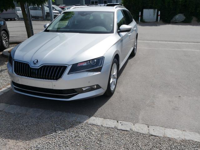Skoda Superb - Combi 1.5 TSI ACT DSG STYLE * ACC NAVI...