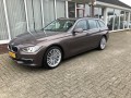 BMW 3-SERIE 320D LUXURY LINE LEER NAVI CAMERA CRUISE HUD STOELVERW. BTW Autobedrijf Hilboezen, Staphorst