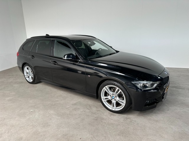 BMW 3-SERIE 320i,Automaat, M pakket,schuifdak,elec.a.klep,head-up,18 inch, Autobedrijf De Laat, Heesch