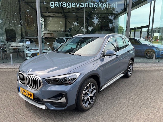 BMW X1 xDRIVE 25e X-LINE PDC NAVI GROOT SCHERM, Garage van Bakel B.V., Deurne