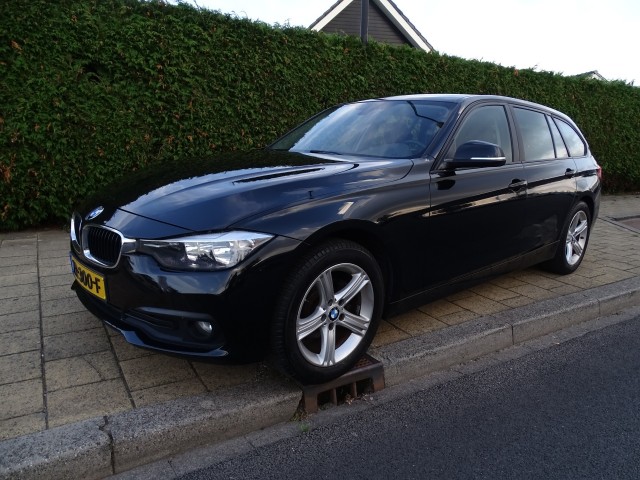 BMW 3-SERIE 318I LUXURY Touring-Came-Navi-Clima-Trkh-Blth-Pdc, Garage Dekker, Heerhugowaard